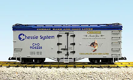 USA TRAINS R16012D Chessie System Reefer #906228 - Light Gray/Blue